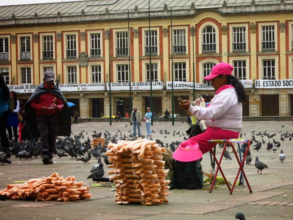 bogota kolumbien frau straßenverkäuferin