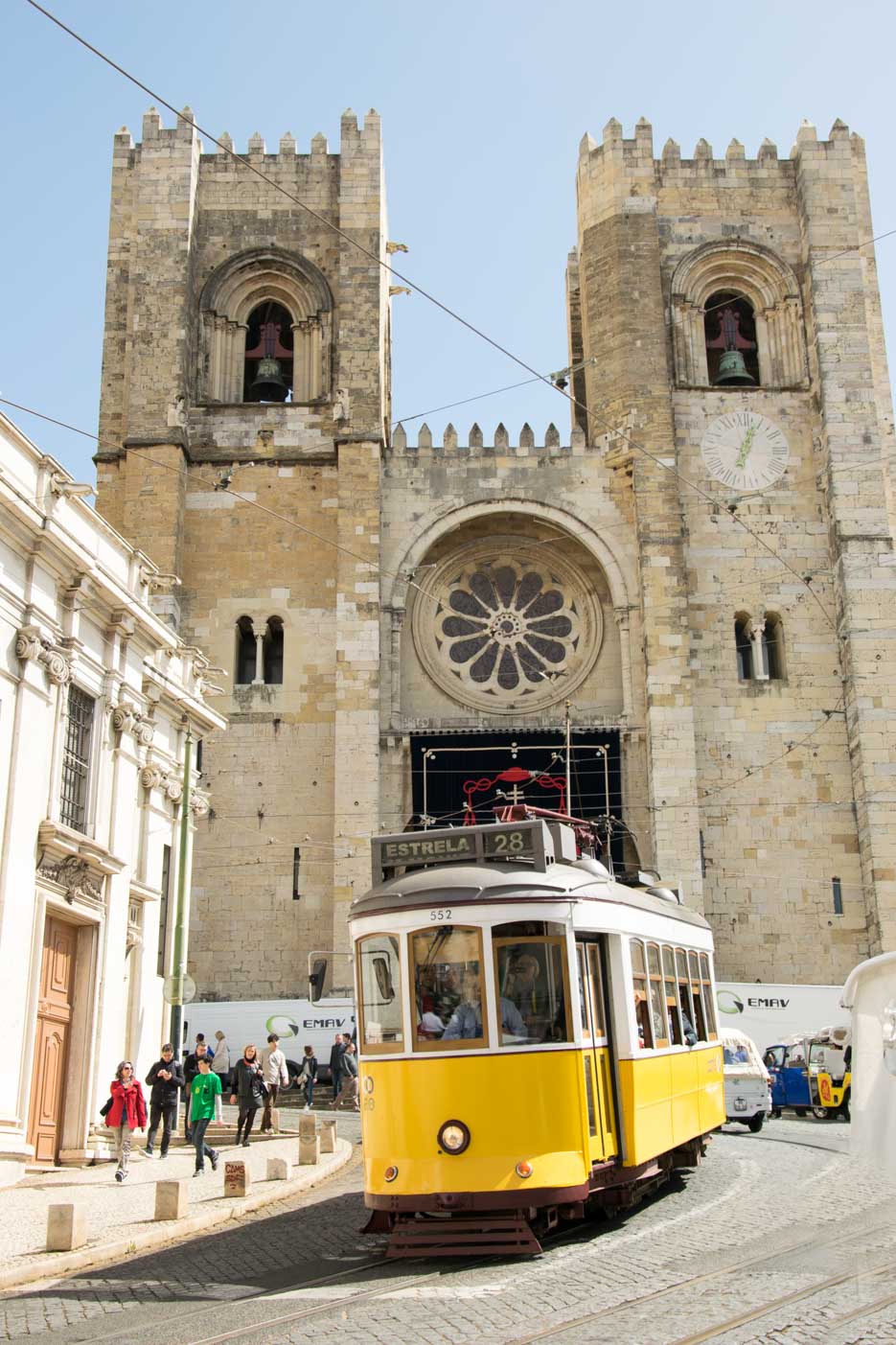 Lissabon Kathedrale Straßenbahn